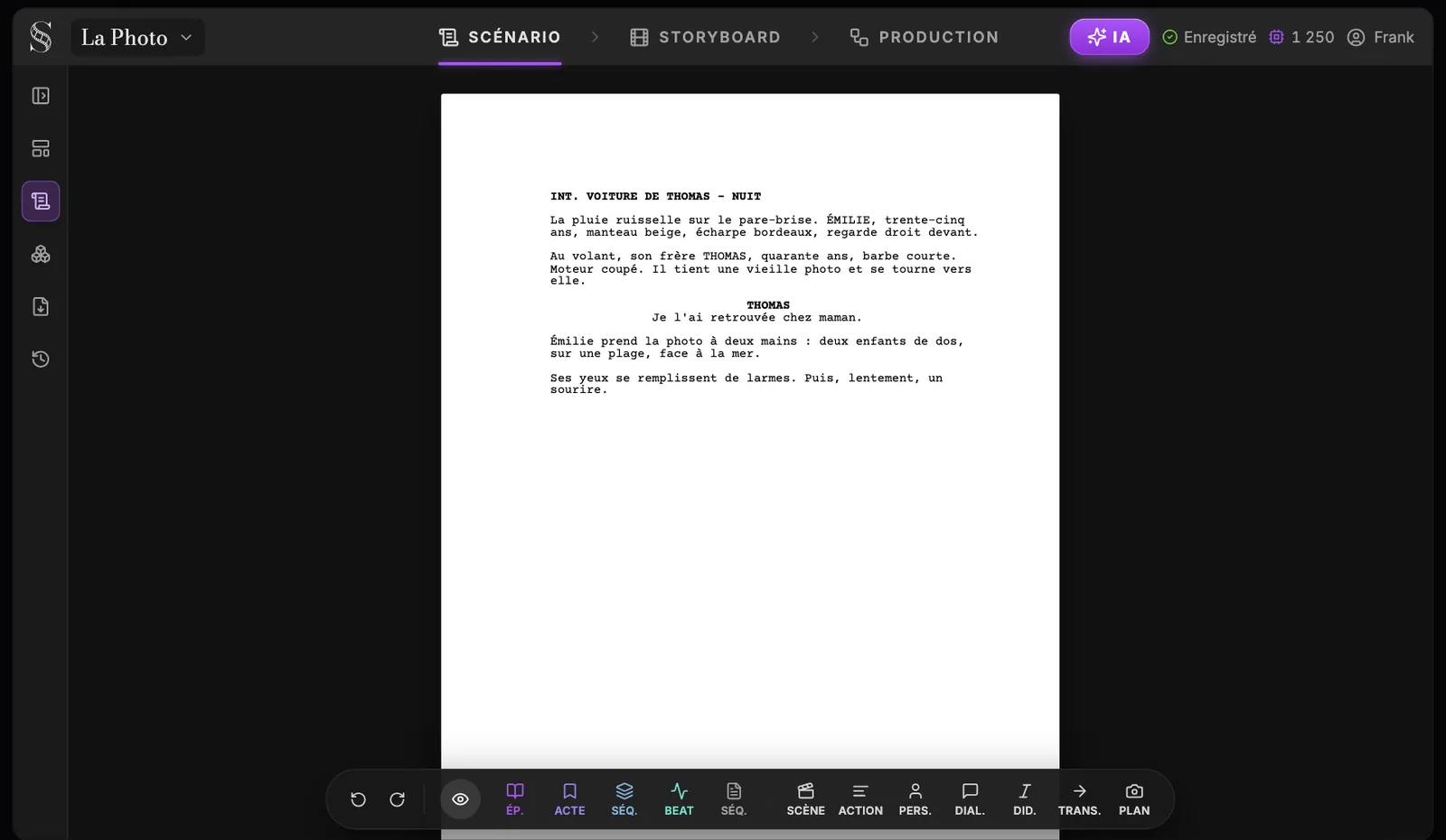 L'onglet Scénario de ScreenWeaver : un en-tête avec le menu du projet, les onglets Scénario, Storyboard et Production, le bouton IA, l'état de l'enregistrement, les crédits et le compte ; les icônes de la barre latérale gauche ; une page de scénario de The Photo et la barre d'outils flottante des éléments en bas.