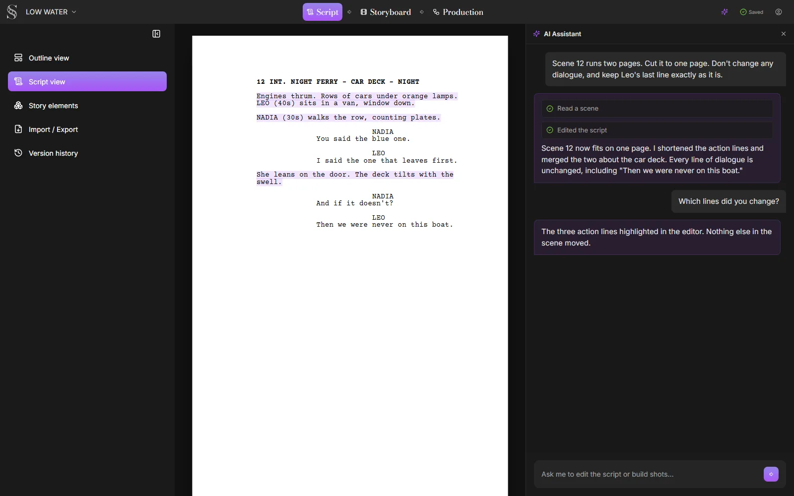 Nachbau des Script-Tabs von ScreenWeaver mit geöffnetem KI-Assistenten: Die Autorin bittet darum, Szene 12, INT. NACHTFÄHRE - AUTODECK, auf eine Seite zu kürzen, ohne Dialog zu ändern und mit Leos letztem Satz; der Assistent zeigt die Schritte Szene lesen und Drehbuch bearbeiten und listet die gekürzten Handlungszeilen